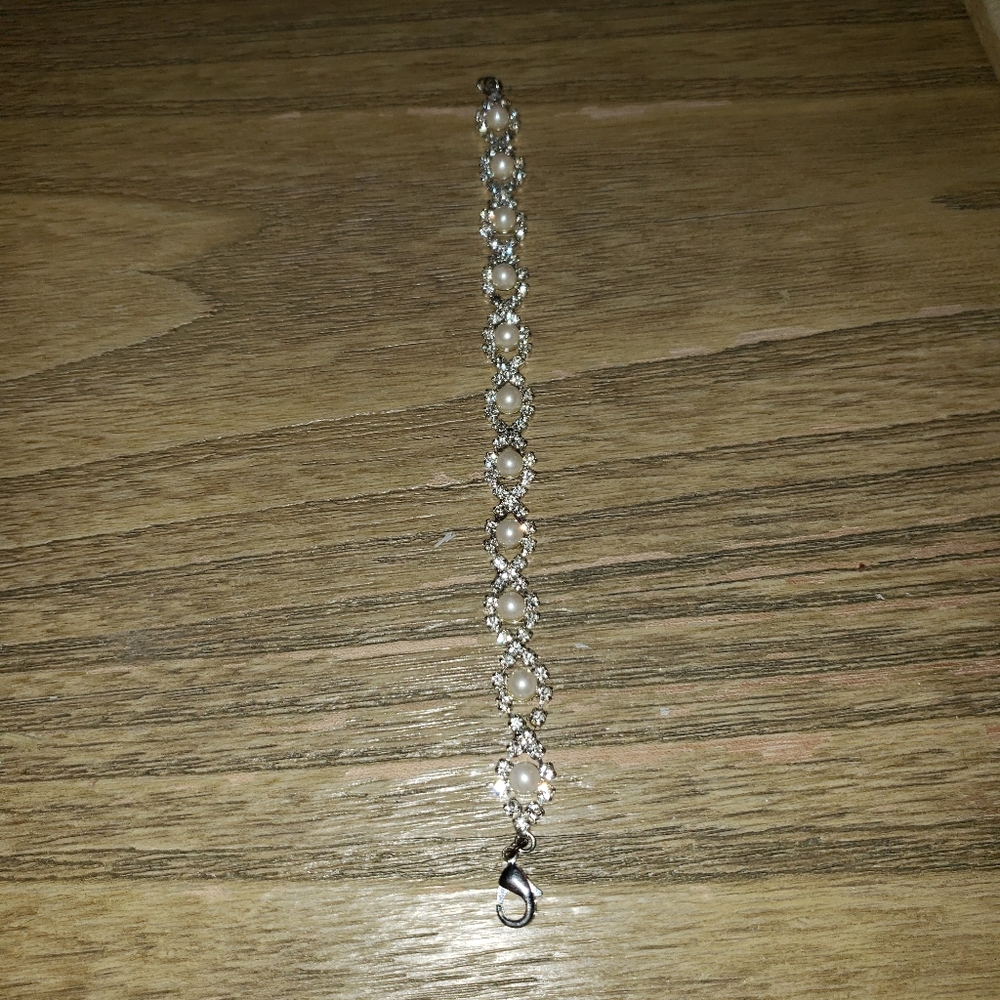 Elegant quality pearl costume bracelet